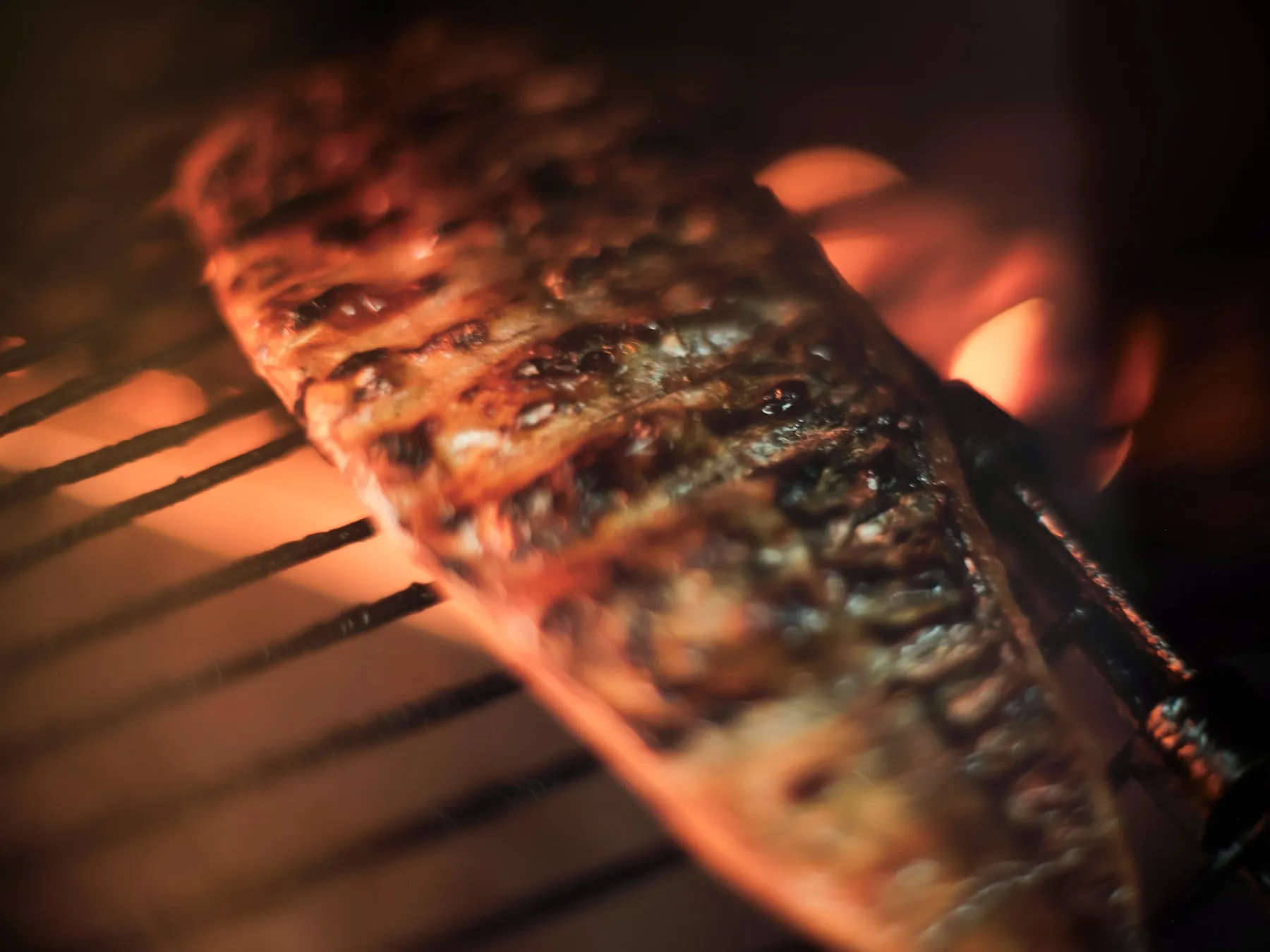 グリルで焼かれた魚のクローズアップ