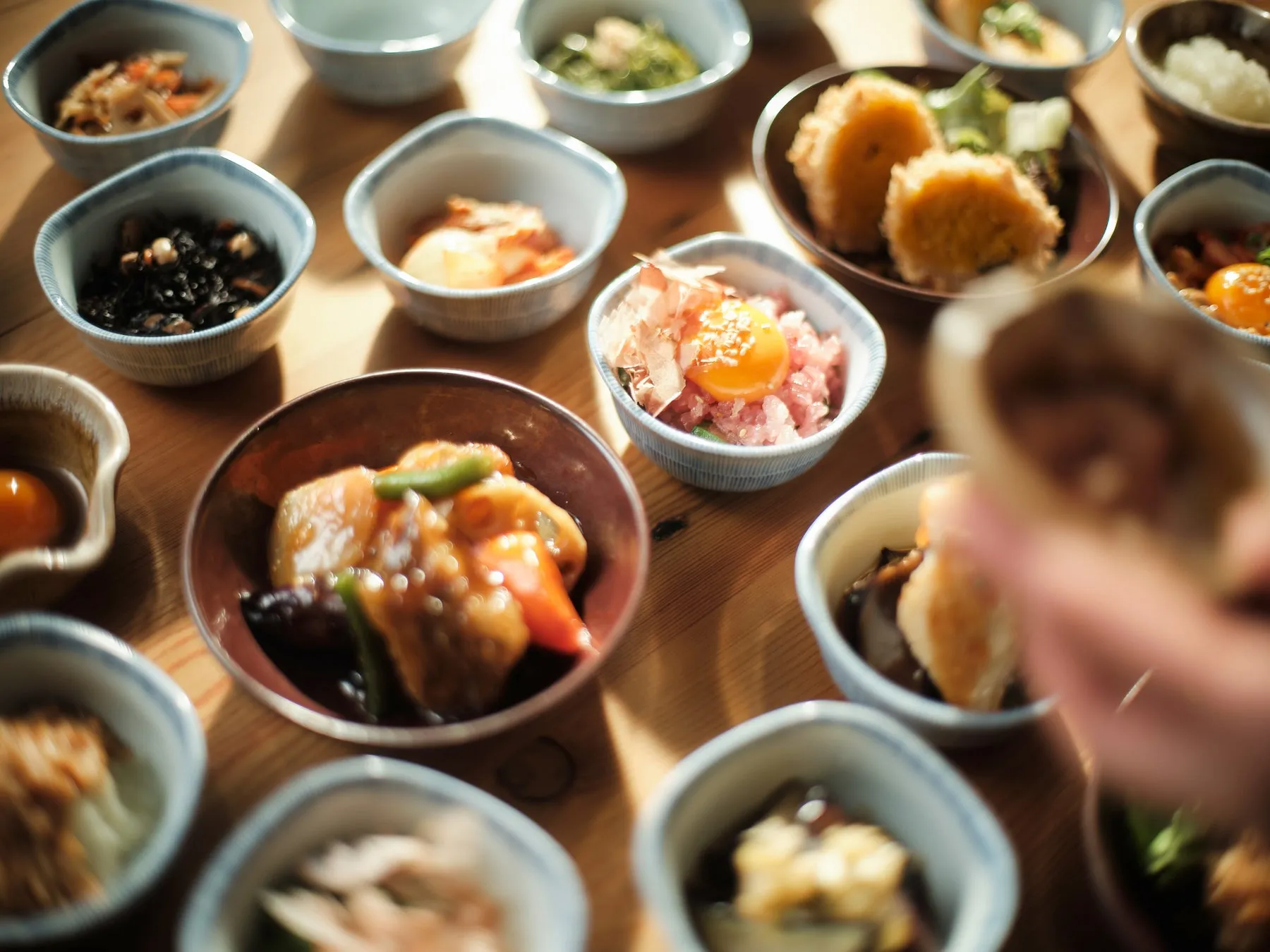 様々な小鉢に盛り付けられた料理