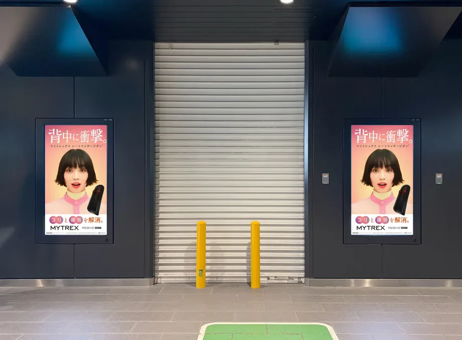 有楽町中央改札に設置された広告ポスター