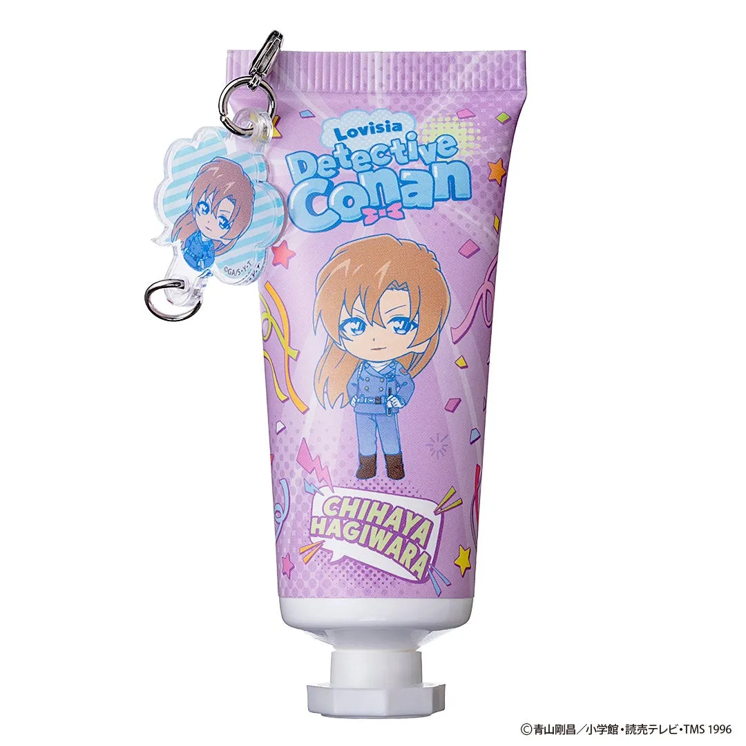 名探偵コナンのキャラクターである萩原千速が描かれた、Lovisiaブランドのハンドクリームです。ハンドクリームには萩原千速のイラストと名探偵コナンのロゴがデザインされており、キーホルダーも付属しています。