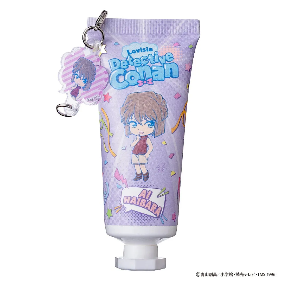灰原哀が描かれたハンドクリームとキーホルダー。ハンドクリームには「Detective Conan」の文字が書かれている。