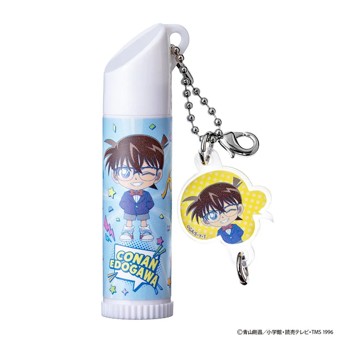 名探偵コナンのキャラクターである江戸川コナンのイラストが描かれたリップクリームとキーホルダーのセットです。リップクリームにはコナンのイラストと彼の名前が描かれており、キーホルダーにもコナンのイラストが描かれています。