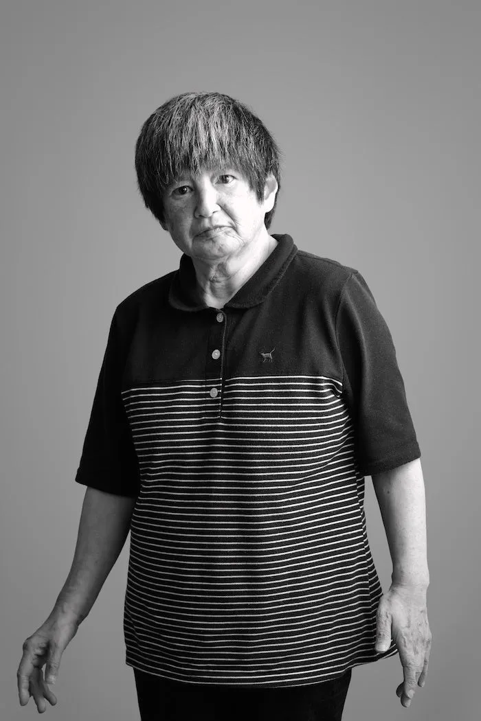 モノクロ写真に写る、女性のポートレート。