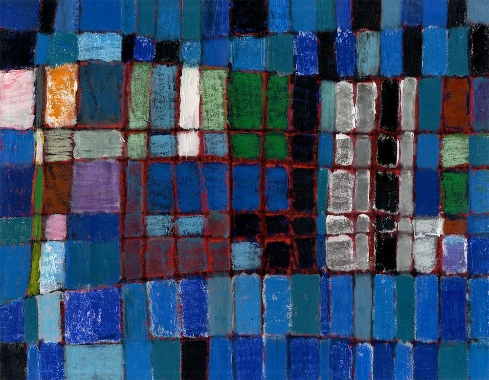 抽象的な絵画。様々な青色の長方形や正方形が組み合わされ、赤色の線で区切られている。