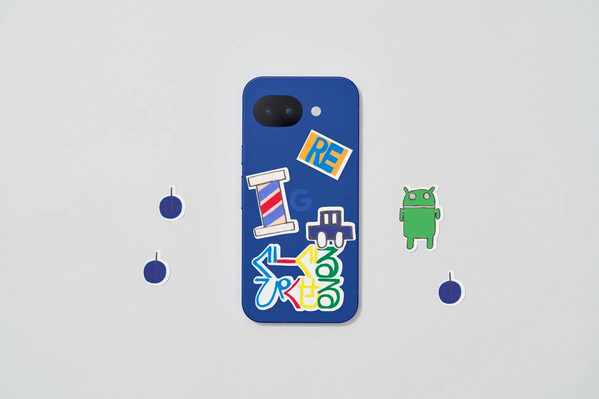 青いスマートフォンケースに、様々なステッカーが貼られた画像です。