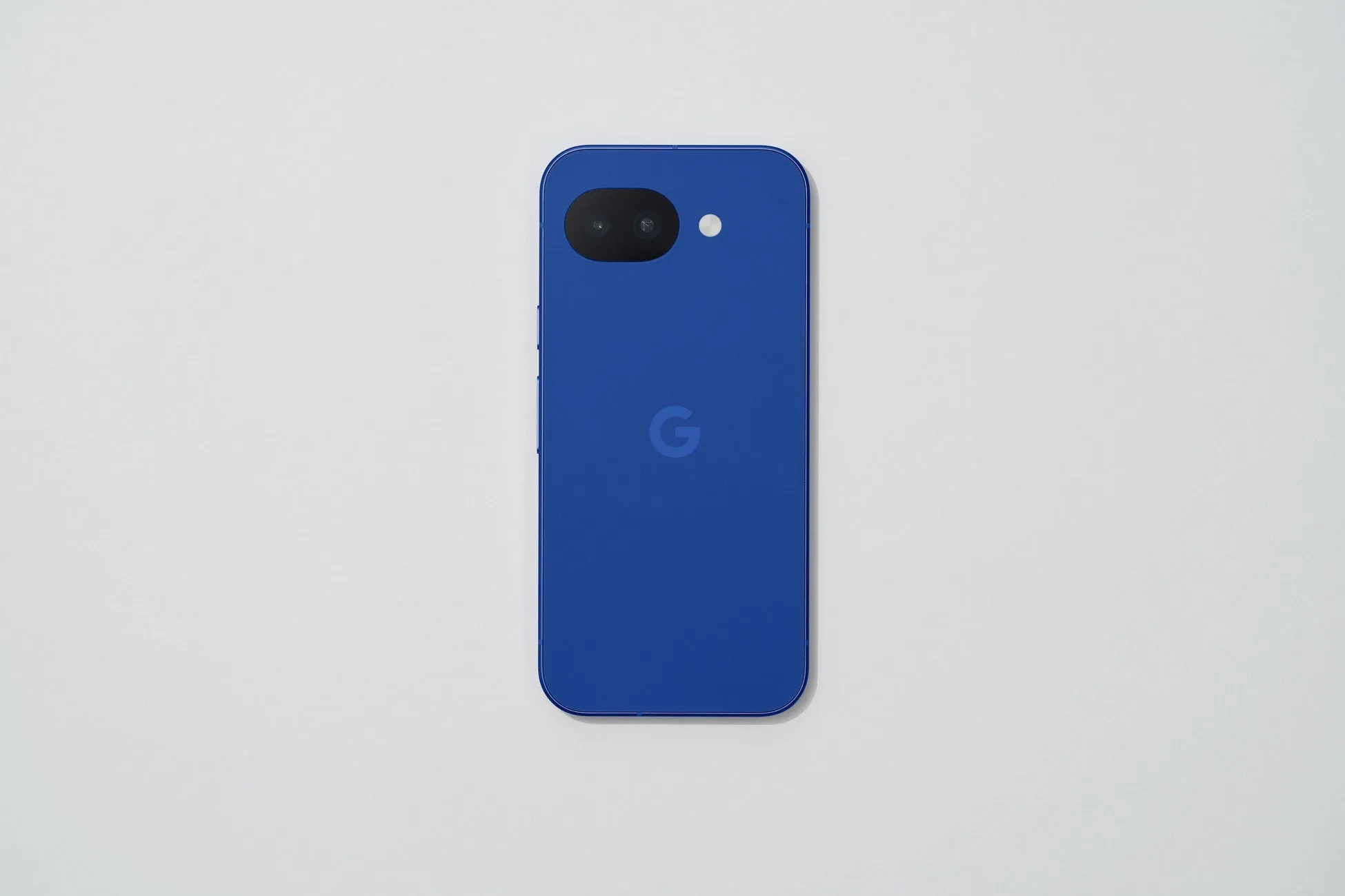 青色のGoogle Pixelスマートフォンの背面図。丸みを帯びた角とカメラ、Googleのロゴが特徴です。
