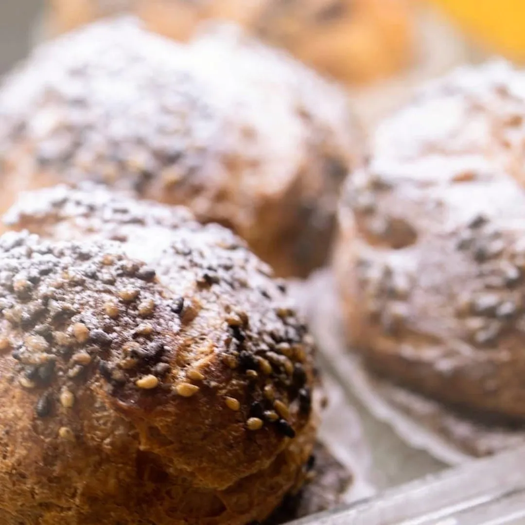 粉砂糖のかかったパン