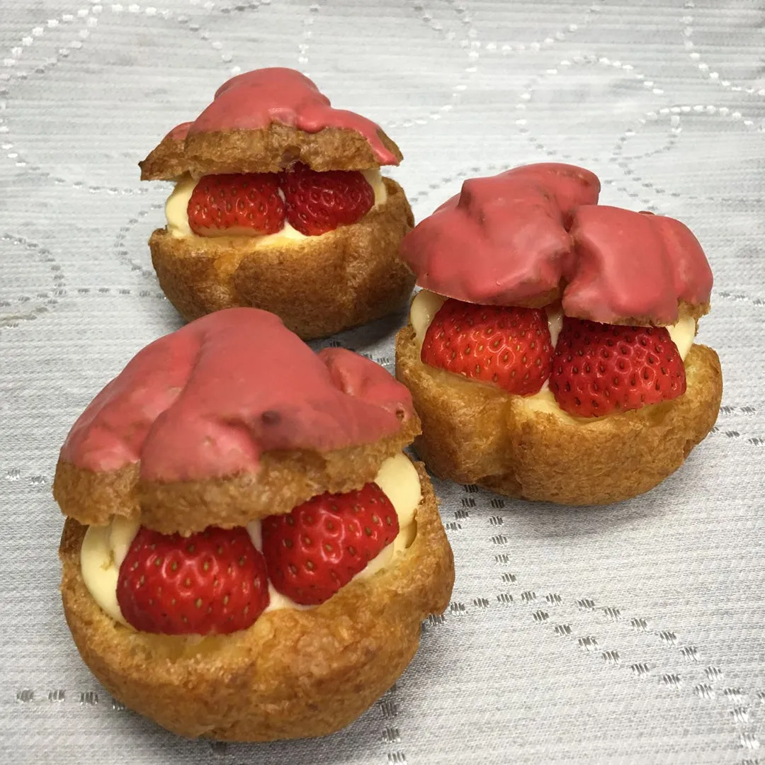 いちごが挟まれたシュークリーム