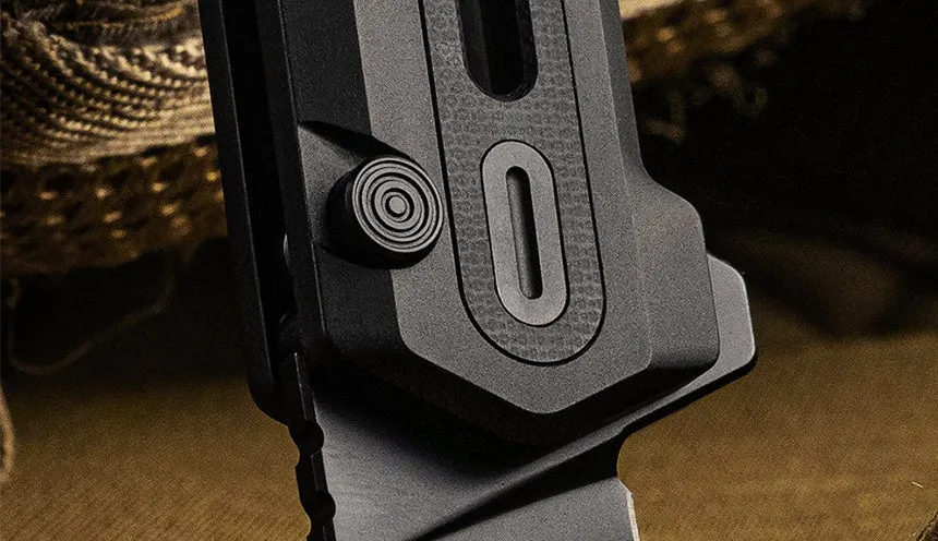 黒いナイフのクローズアップ画像。ハンドルにデザインとボタン。