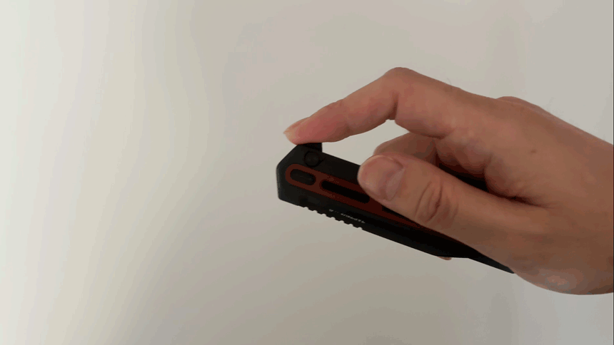 手でナイフを開く様子