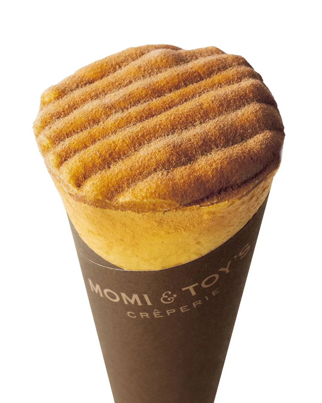 茶色のコーンに入ったクレープの写真です。クレープは、上部に茶色のトッピングが施されています。