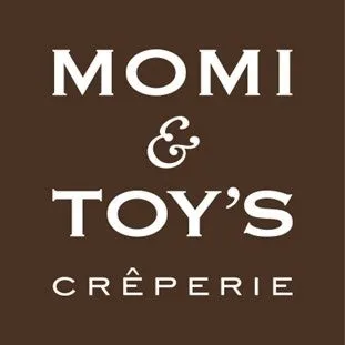 茶色の背景に白い文字で「MOMI & TOY'S CREPERIE」と書かれたロゴマーク。