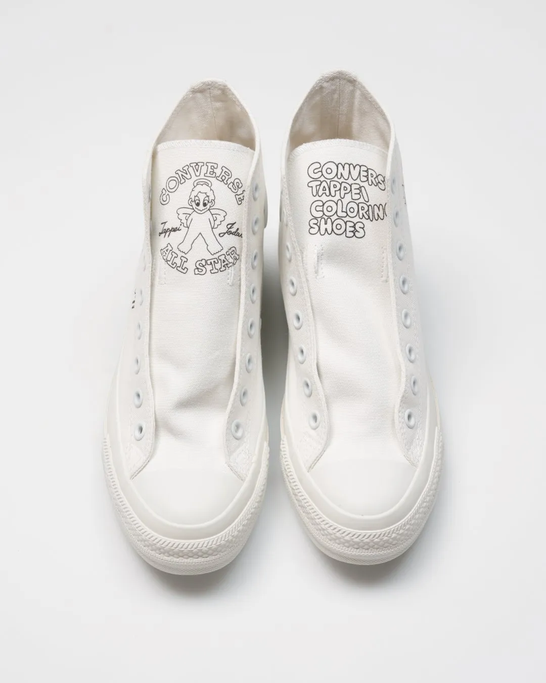 白いコンバースのシューズ。各シューズのタンにはキャラクターと文字がプリントされている。
