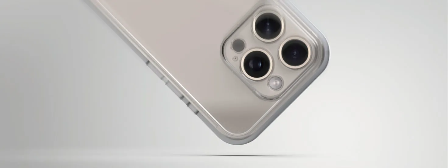 透明なケースに入ったiPhoneのクローズアップ写真。カメラレンズがはっきりと見える。