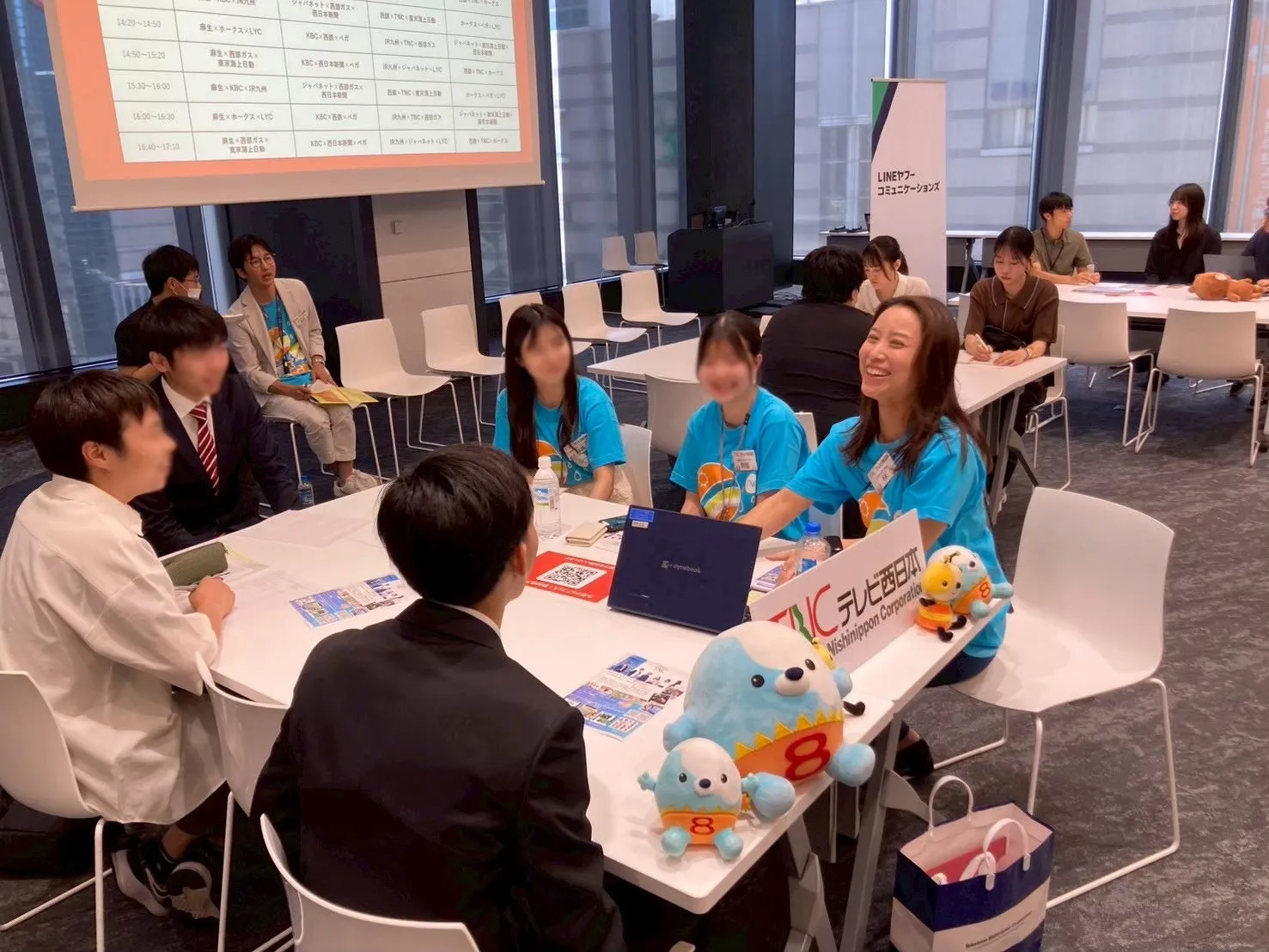 TNCテレビ西日本やLINEヤフーコミュニケーションズのロゴが並ぶ会場の様子