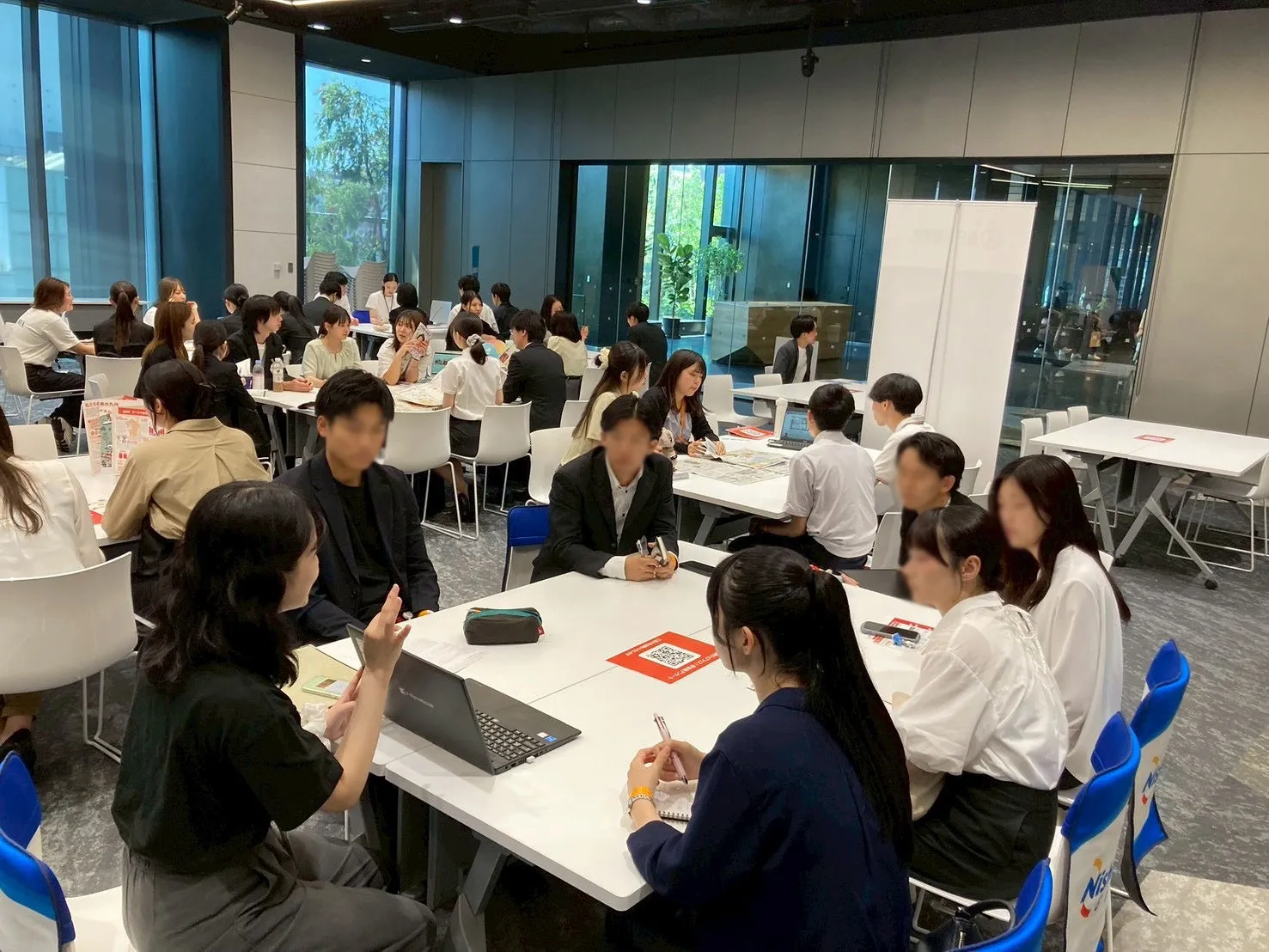 会議室で議論する参加者たち