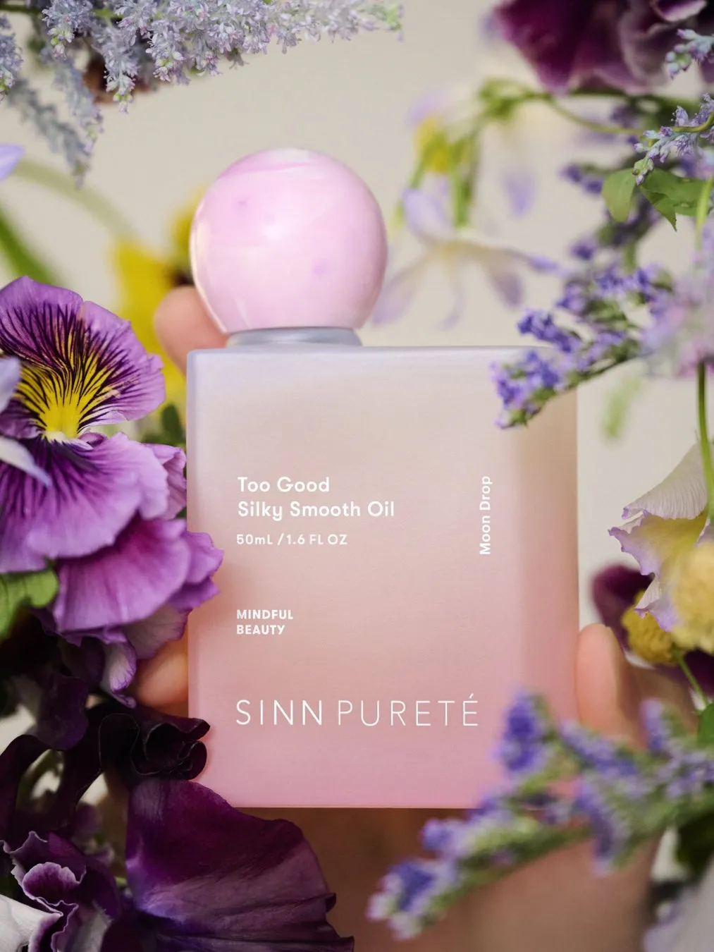 Moon Dropのボトルと花