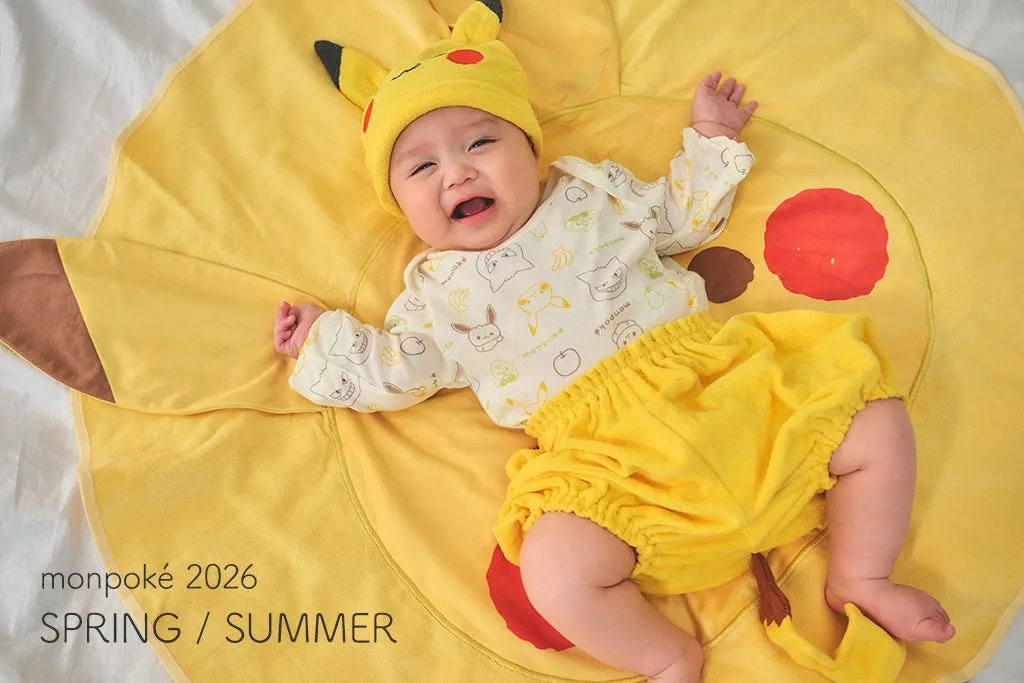 ピカチュウの衣装を着た赤ちゃん