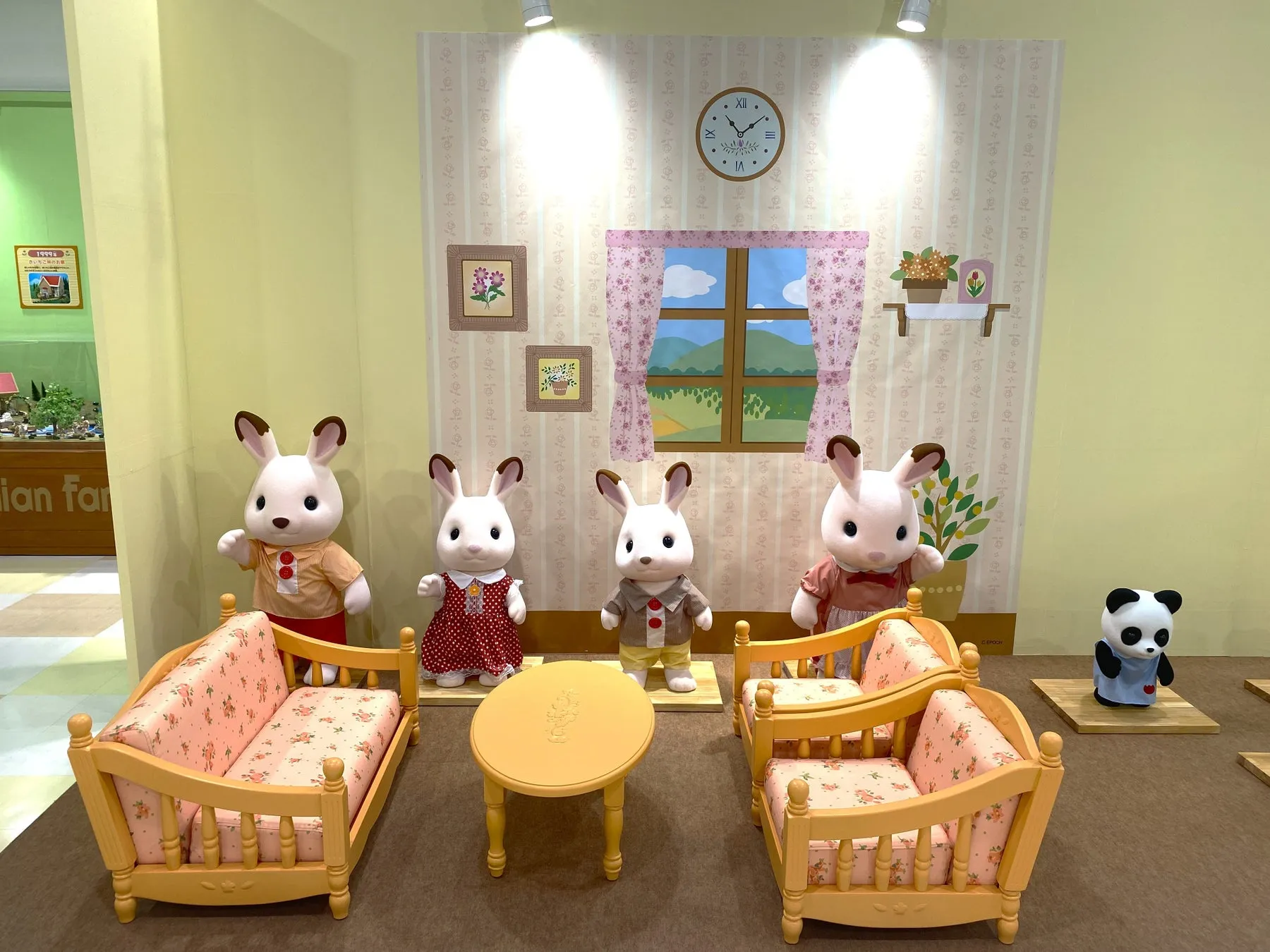 シルバニアファミリーの展示。ウサギのキャラクターと家具が配置され、可愛らしい雰囲気。