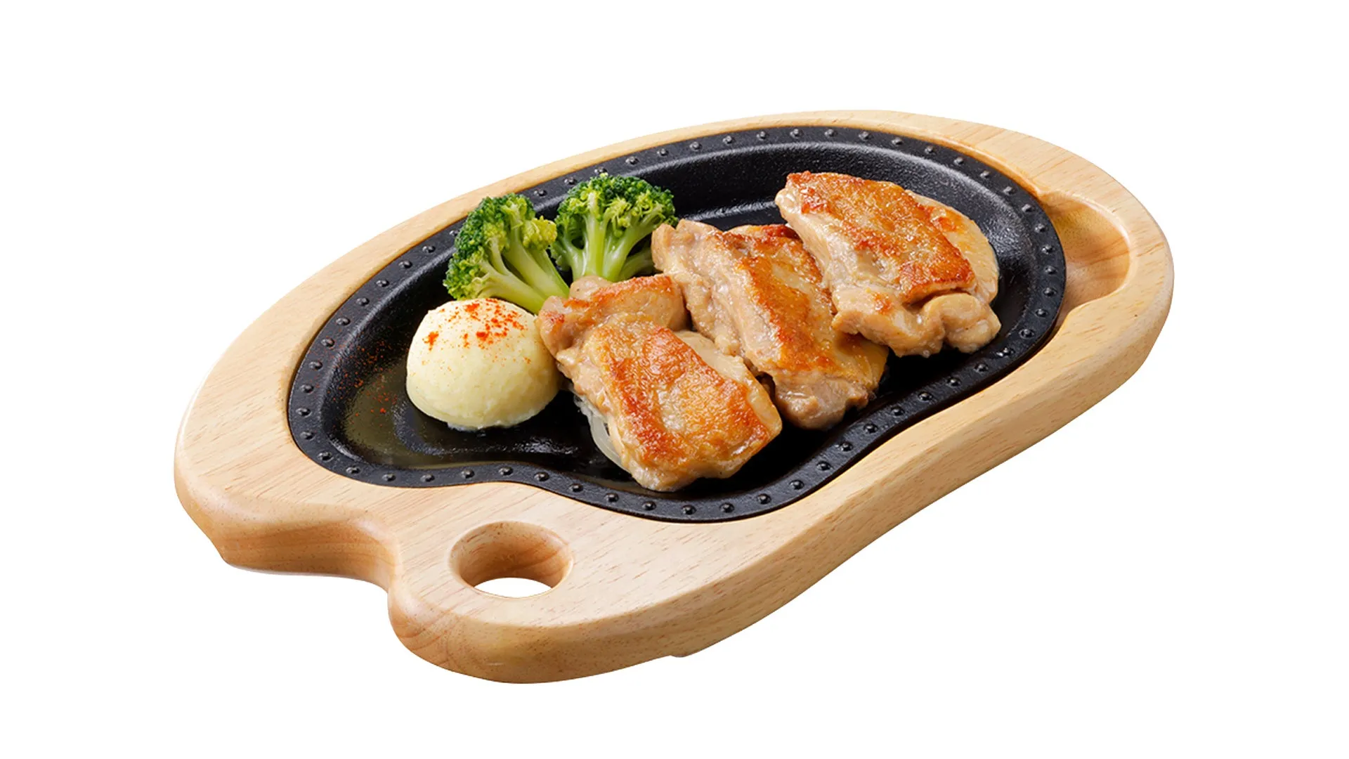 木製のプレートに盛り付けられたチキンステーキの料理の写真です。チキンステーキは焼き目がついており、ブロッコリーとマッシュポテトが添えられています。