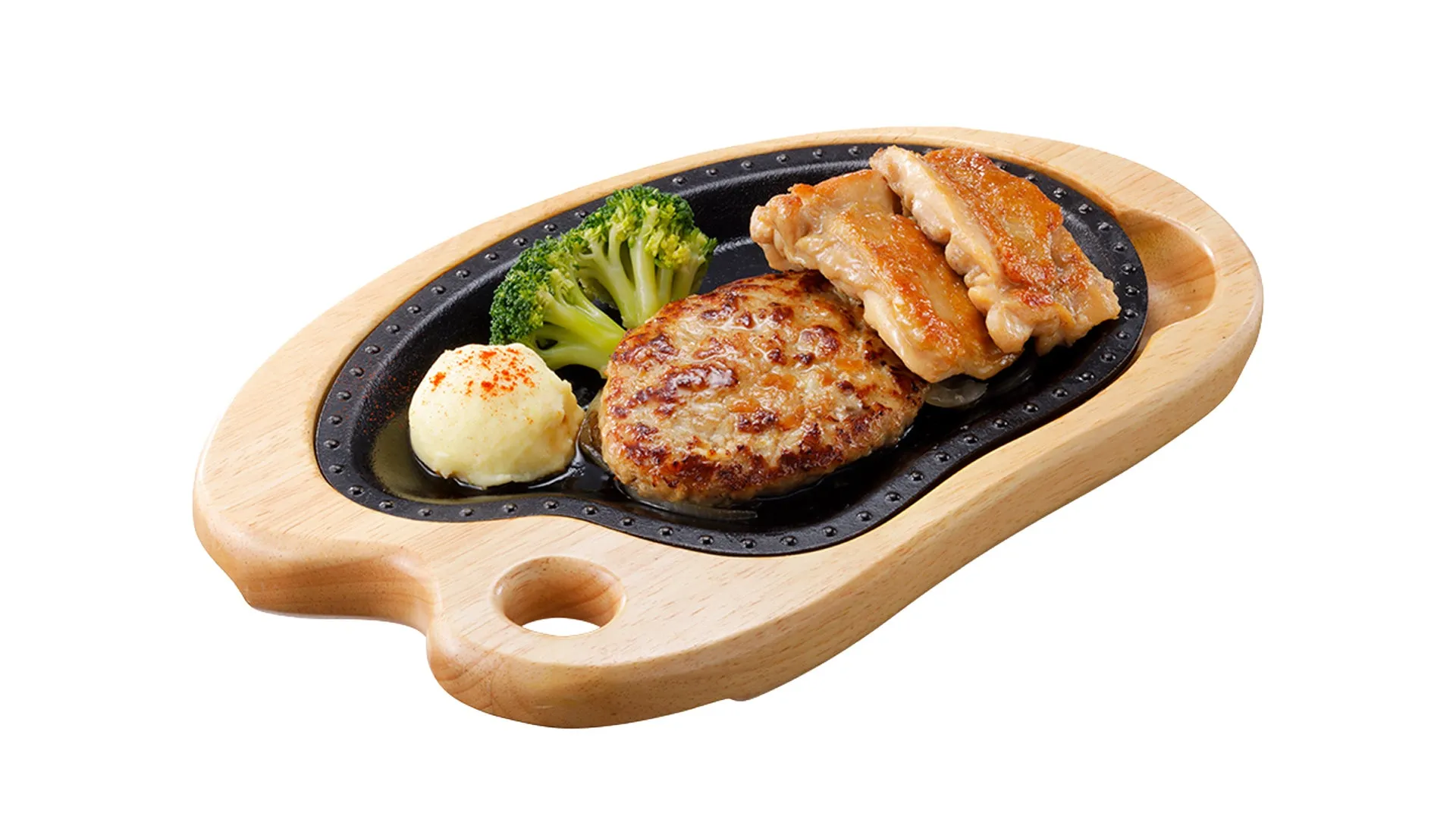 木製の皿にハンバーグ、チキンソテー、マッシュポテト、ブロッコリーが乗っている料理の写真です。