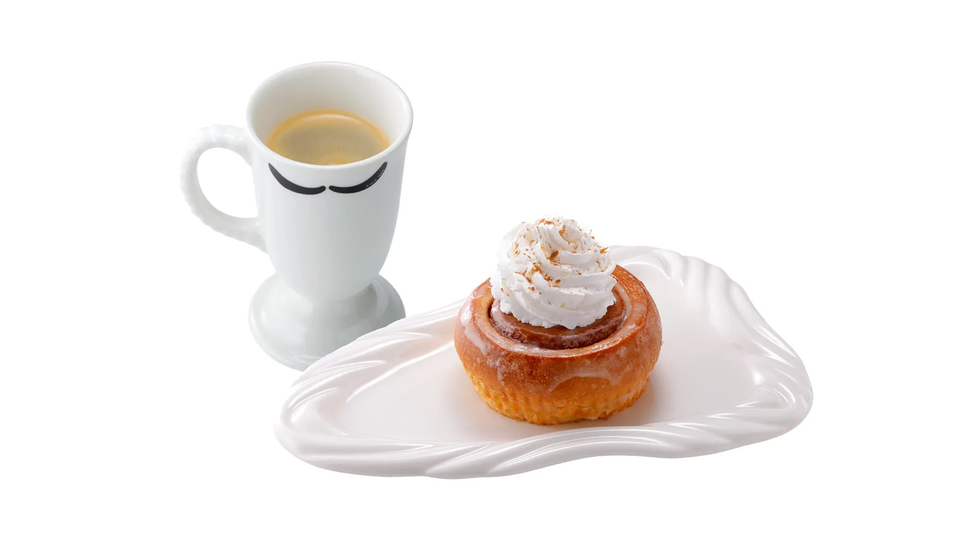 白い背景に、コーヒーとシナモンロールが写った写真です。コーヒーカップには、口髭のイラストが描かれています。シナモンロールは、ホイップクリームがトッピングされています。