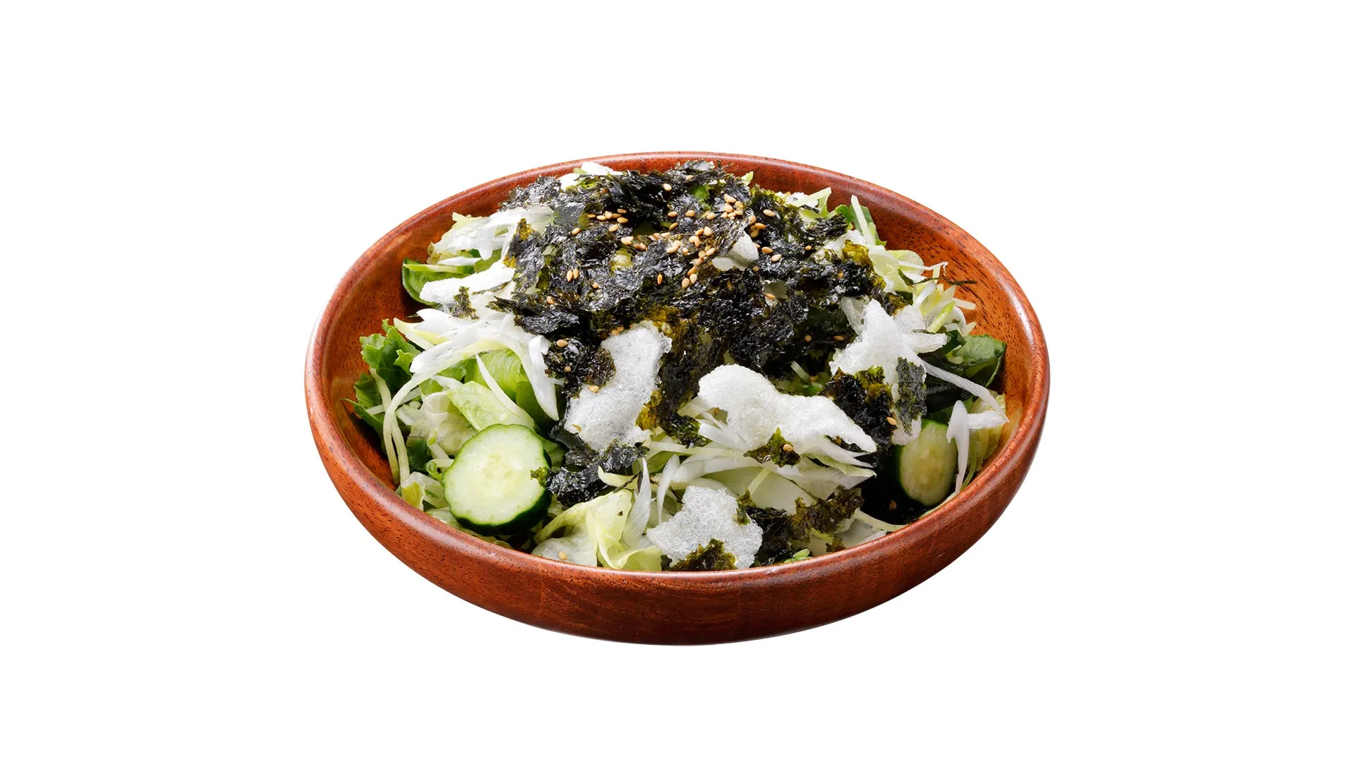 木製のボウルに入ったサラダ。サラダは、レタス、キュウリ、海苔、白ゴマ、白いクルトンで構成されています。