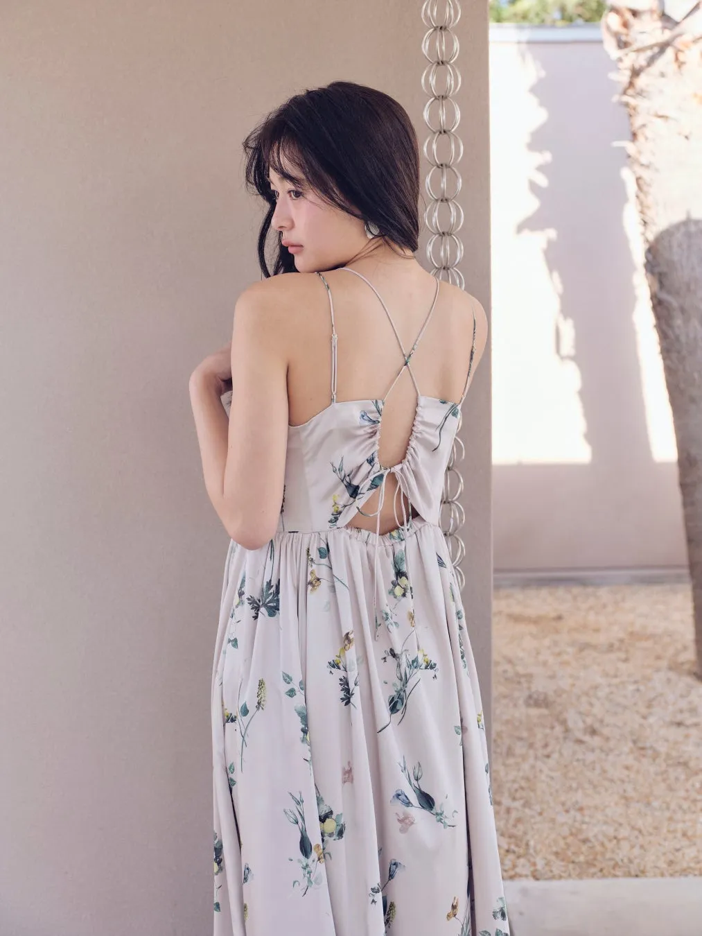 花柄のドレス（背中）