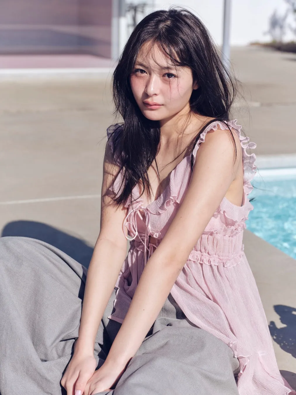 プールサイドの女性（水着着用）