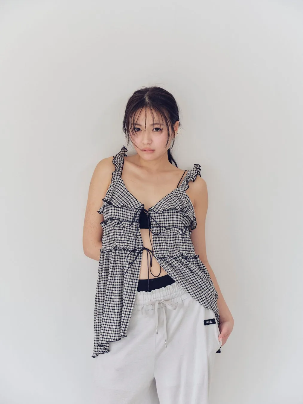 水着にシャツとパンツを合わせた女性