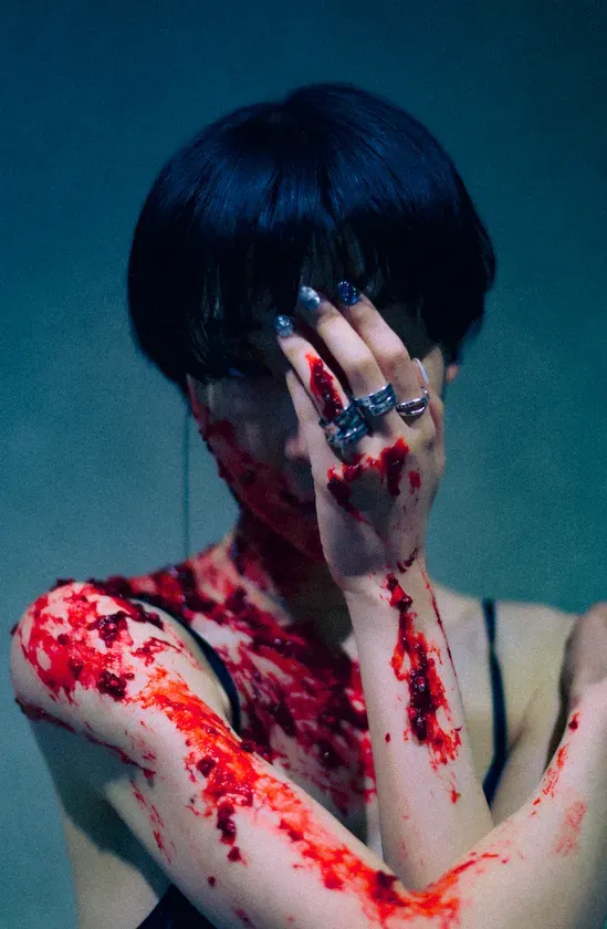 血まみれになった人物のポートレート