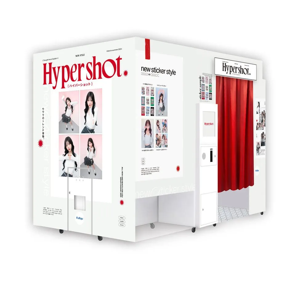 白い筐体に「Hypershot」のロゴが入った、写真撮影機。赤いカーテンが特徴的で、若い女性の写真やサンプルのステッカーが展示されている。