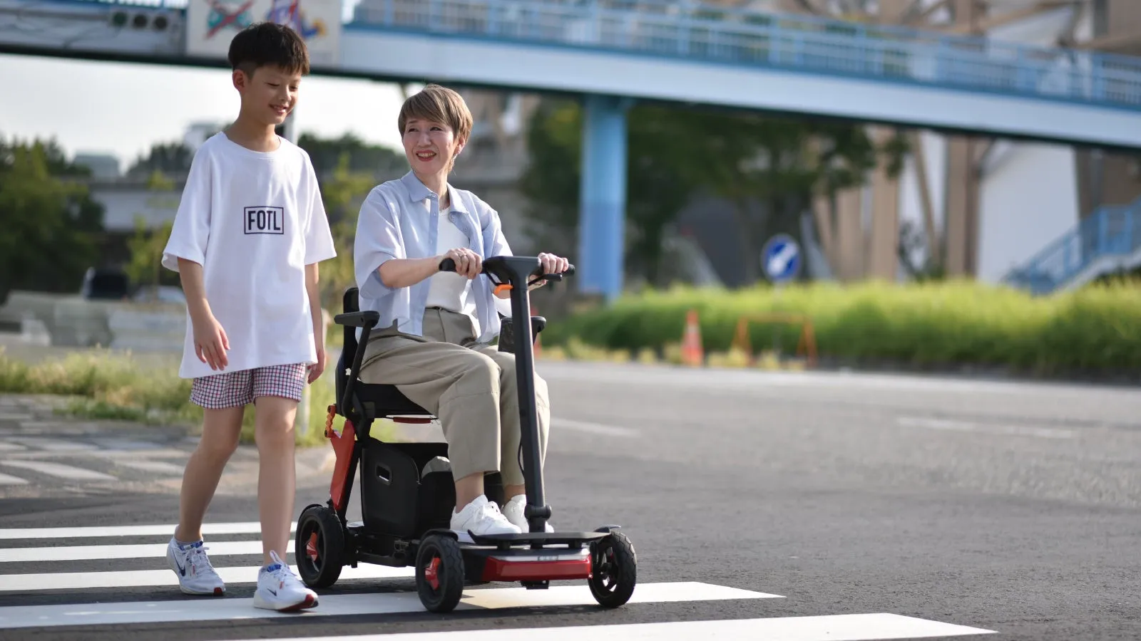 電動スクーターに乗る女性と男の子