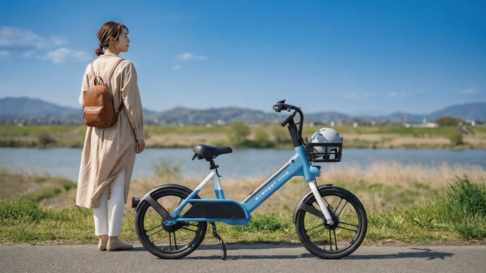 女性が電動自転車のそばに立っている