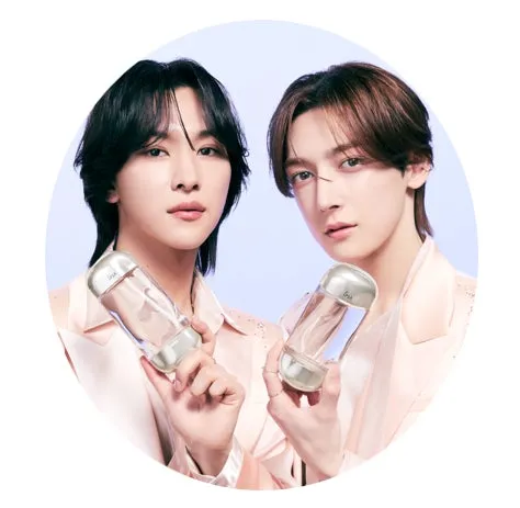 2人の男性が、透明なボトルを持ってポーズをとっている様子を写した写真。背景は青色で、丸く切り取られている。