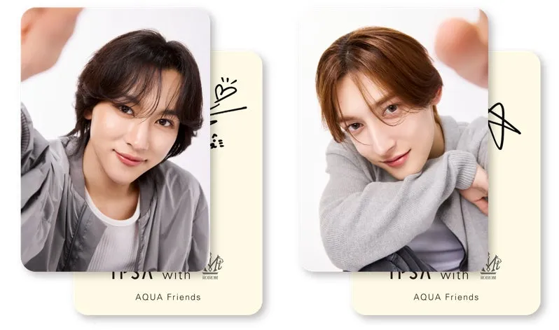 2人の男性が写っているカードの画像。それぞれがカメラを手に持ち、微笑んでいます。カードには「IPSA with AQUA Friends」の文字と、手書きのイラストが描かれています。