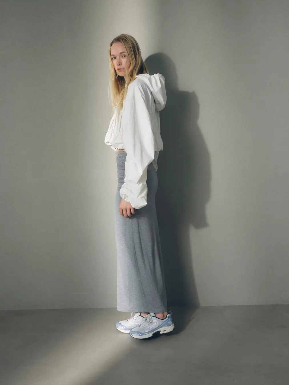 女性とスニーカー