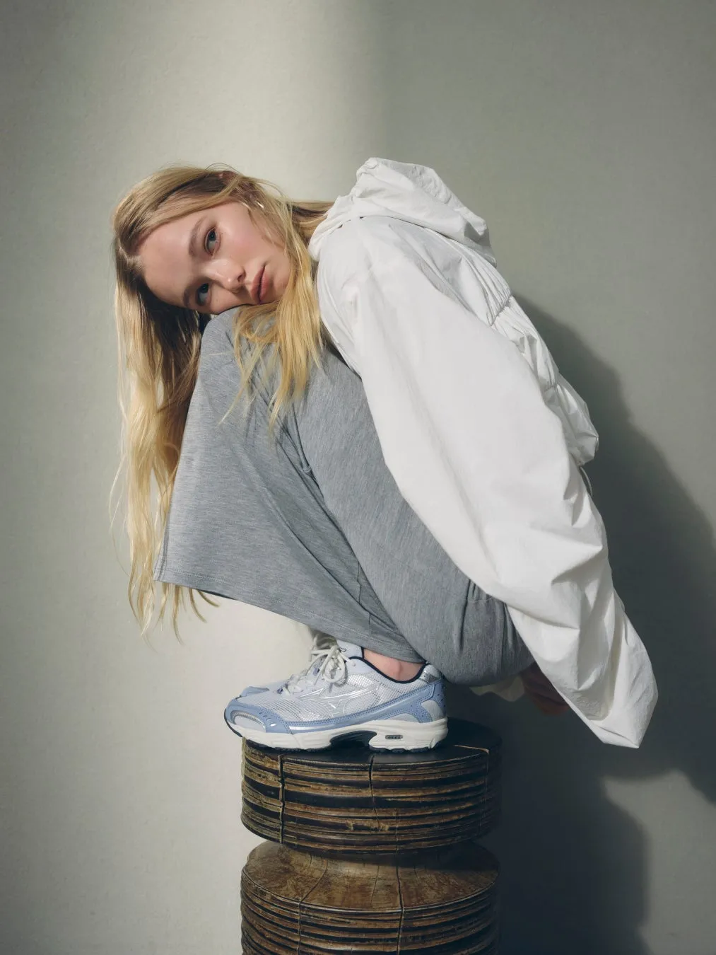 女性とスニーカー