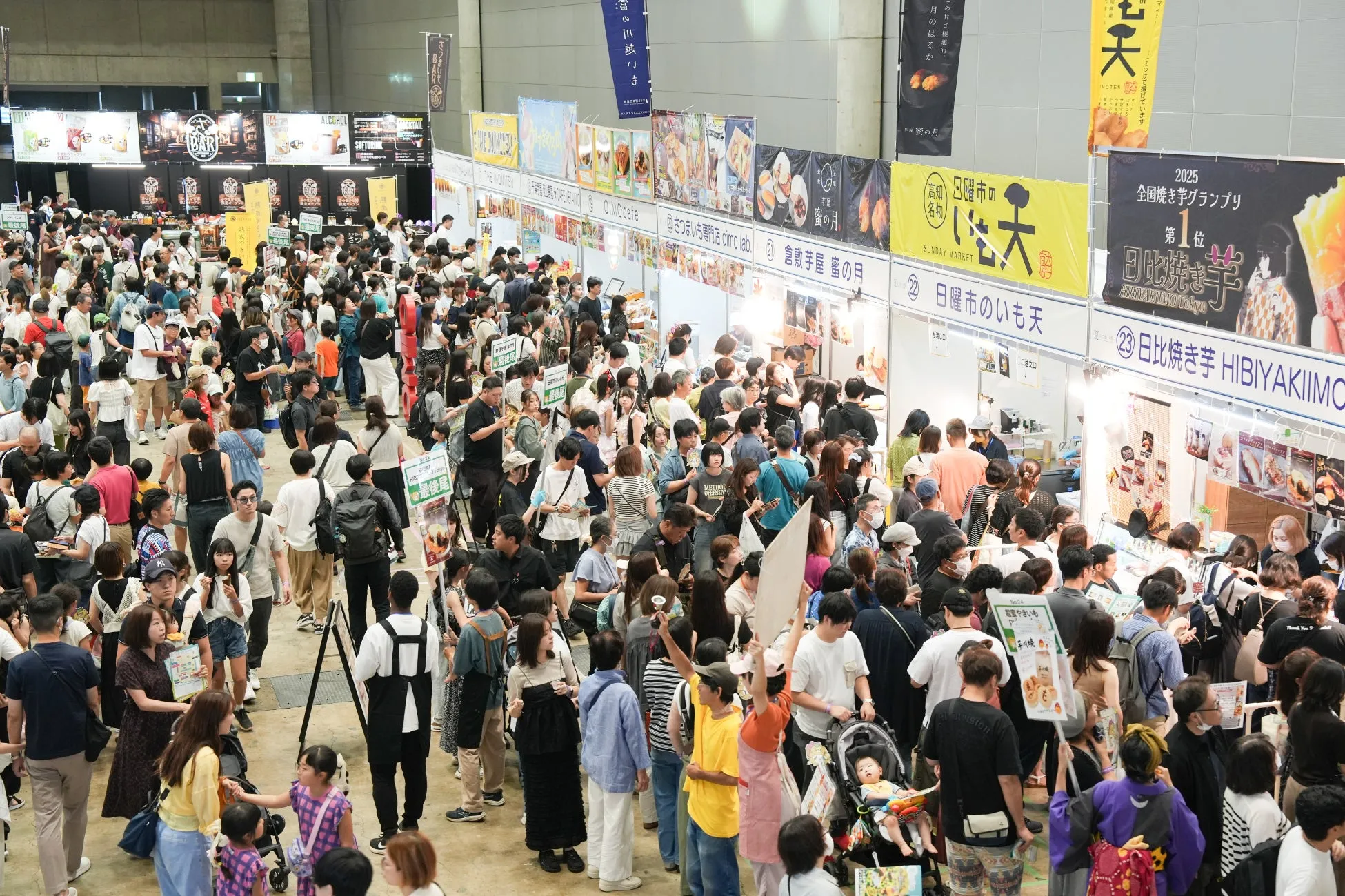 イベントを楽しむ人々