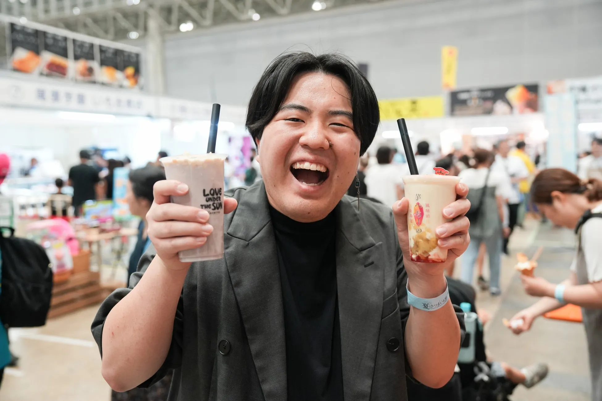 イベントを楽しむ笑顔の男性