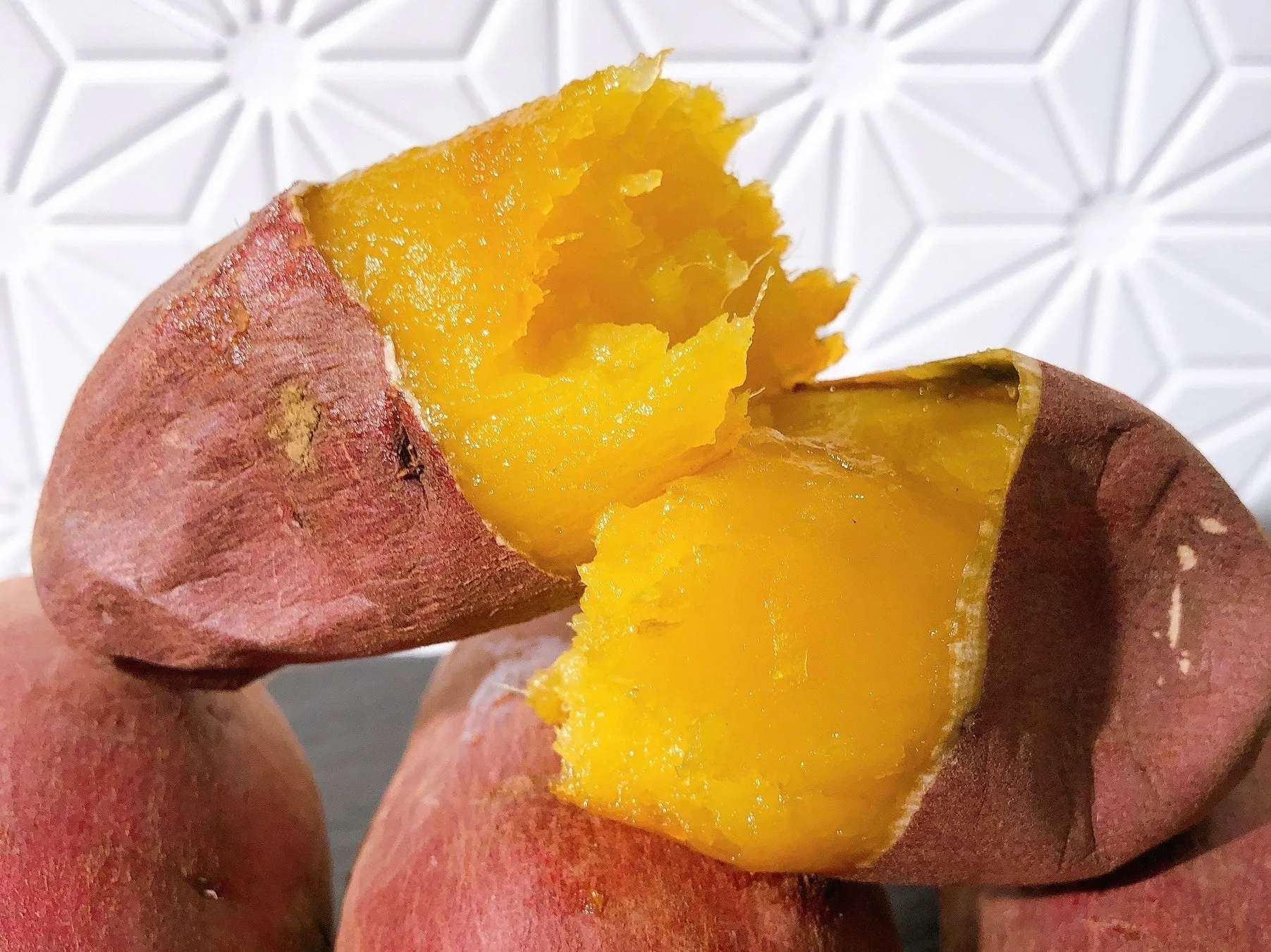 割られた美しい焼き芋