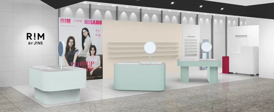 眼鏡店内の様子。展示台やポスター、ディスプレイなどが配置されている。