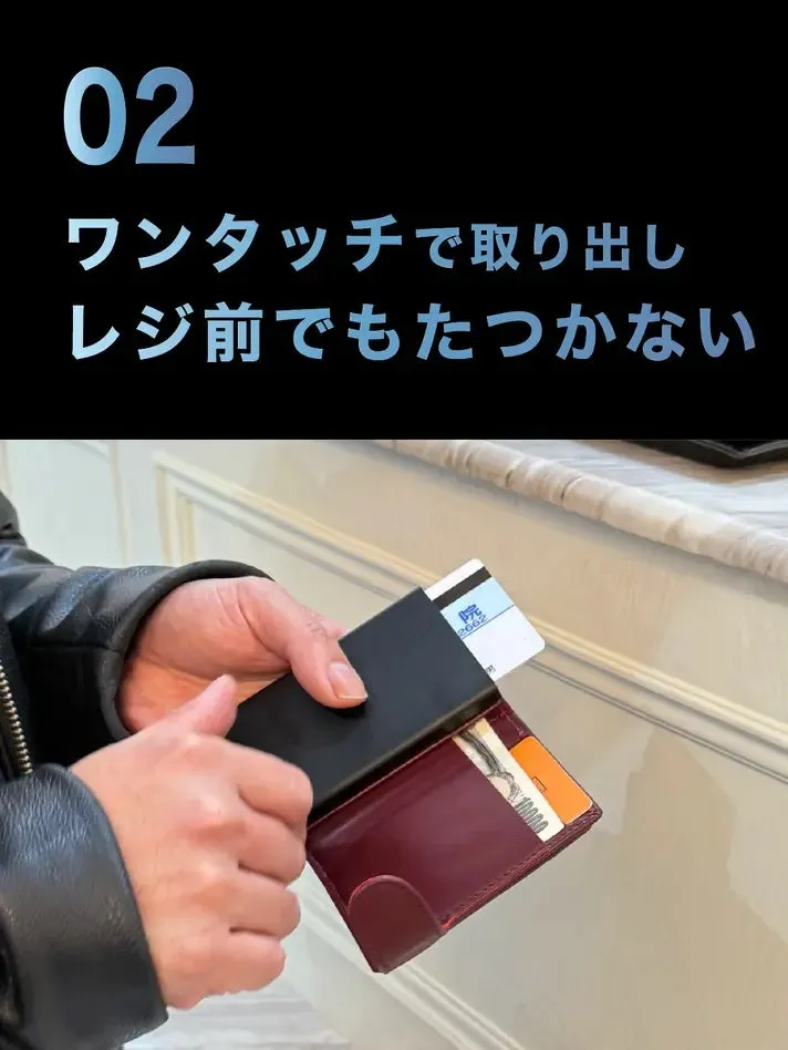 男性が財布からカードやお金を取り出している様子。ワンタッチで取り出せる財布の機能性をアピールしている。