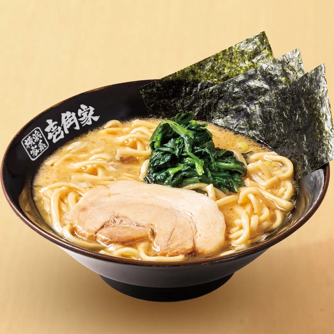 ラーメンのクローズアップ写真。ラーメンは黒い丼に入っており、麺、ほうれん草、豚の角煮、海苔がトッピングされています。