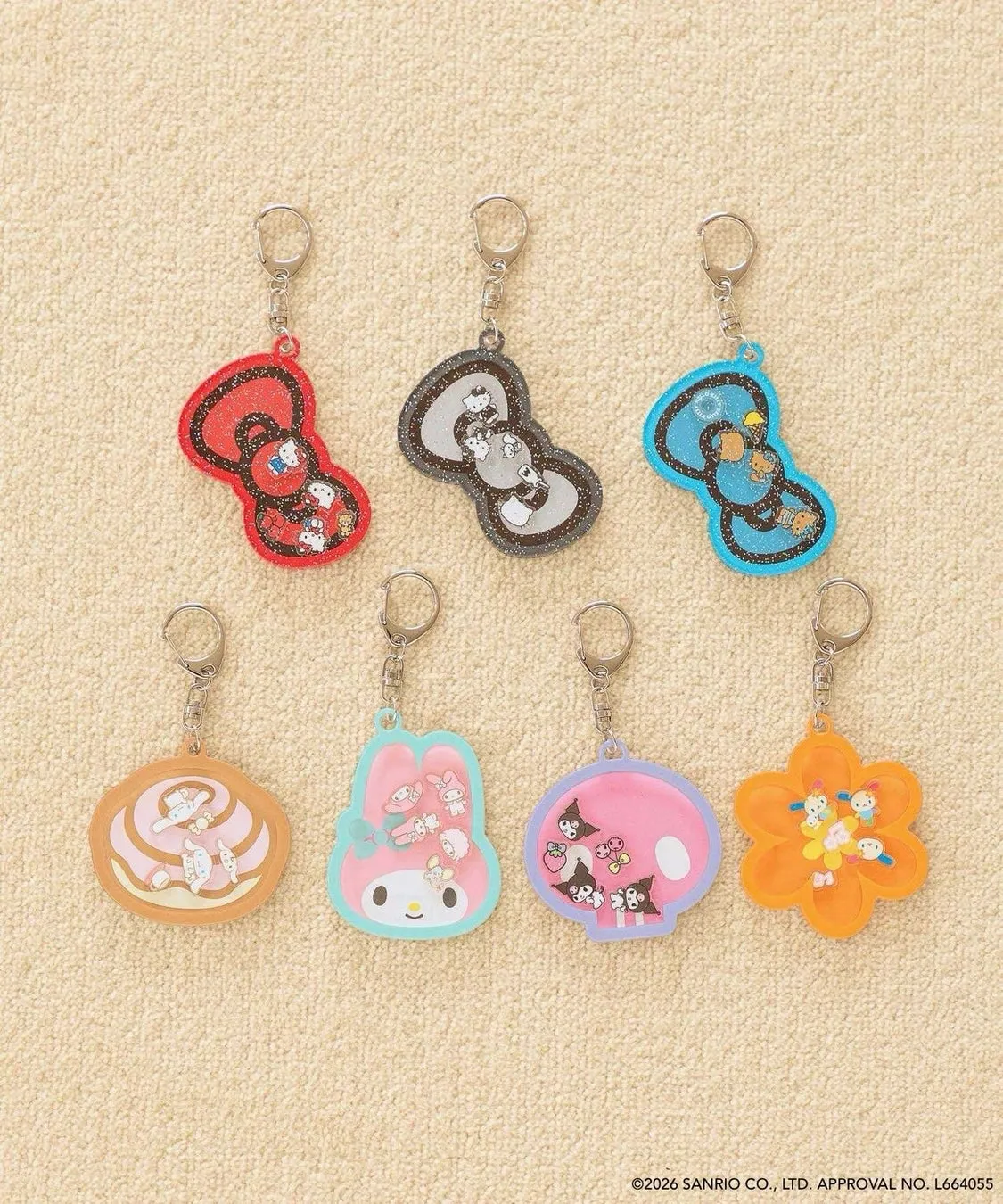 キーホルダーが7つ並んでいる写真