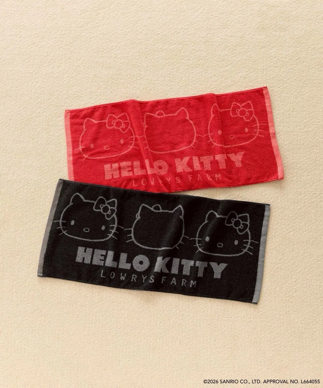 ハローキティの顔がプリントされた赤と黒のタオル