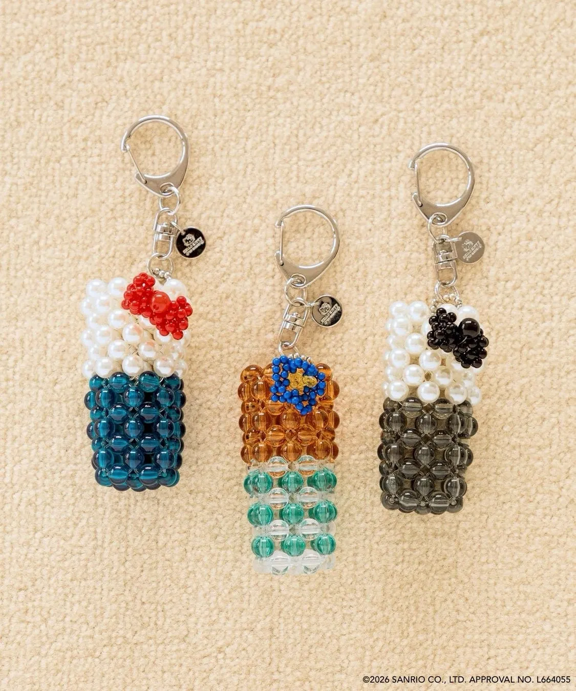 3つのカラフルなビーズで作られたキーホルダー