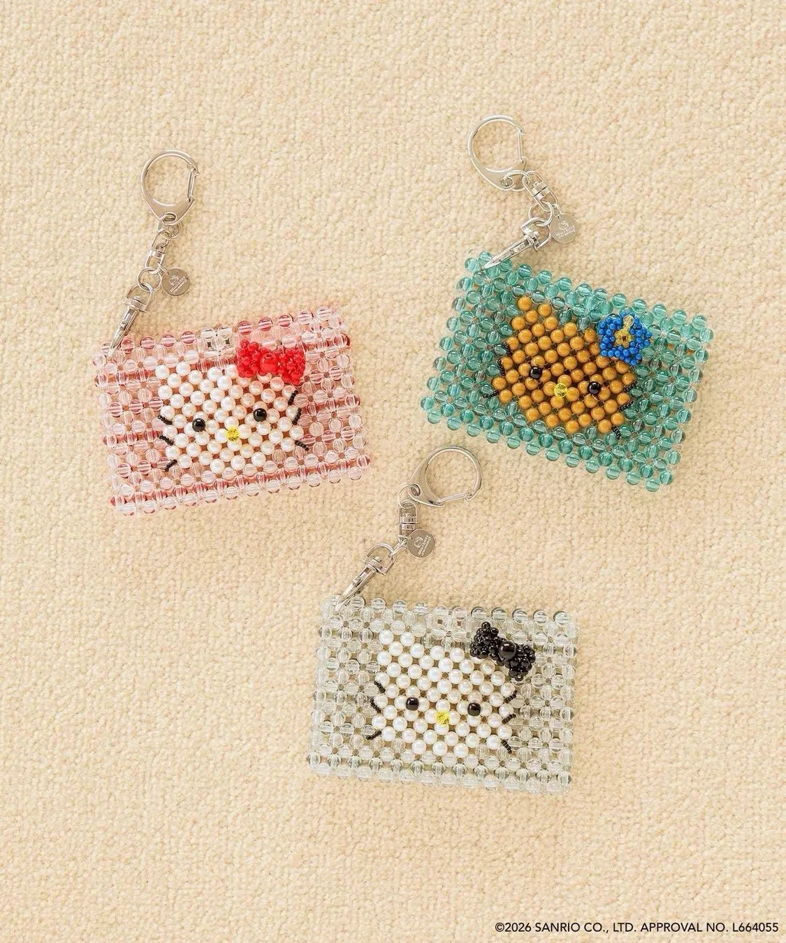 3つのカラフルなビーズで作られたハローキティのキーホルダー