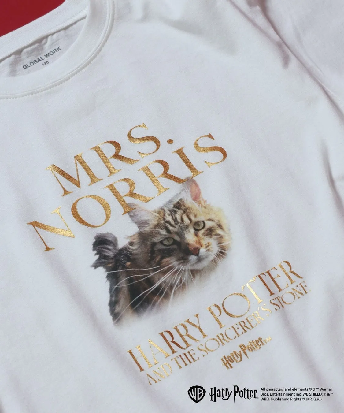 白いTシャツに「Mrs. Norris」の文字と猫の顔がプリントされたデザイン。ハリーポッターのロゴも含まれている。