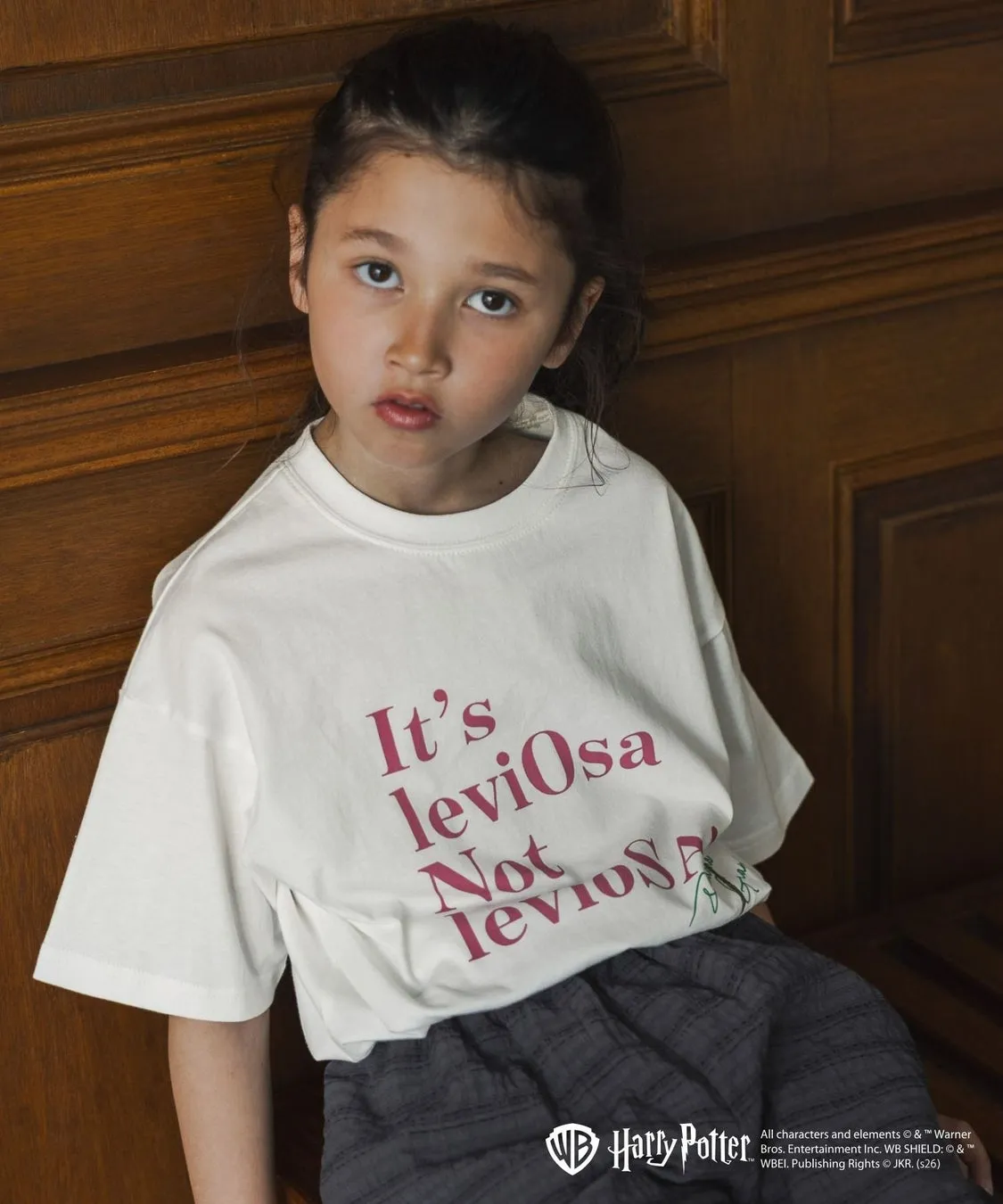 ハリーポッターのTシャツを着た女の子の画像です。「It's leviosa Not levios」と書かれています。